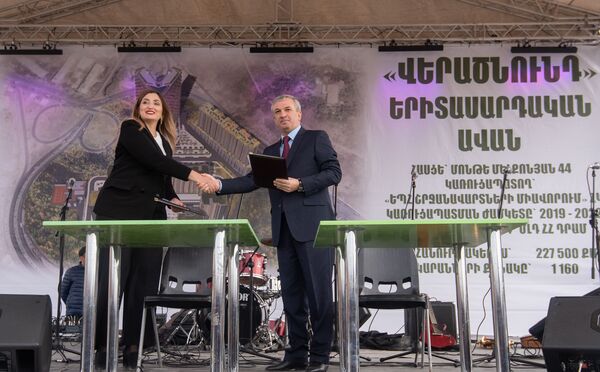 В Ереване заложили капсулу в фундамент молодежного комплекса Возрождение - Sputnik Армения