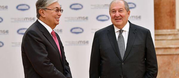 Президент Армении Армен Саркисян и председатель Сената Казахстана Касим-Жомарт Токаев перед началом круглого стола в рамках встречи Особой группы Мюнхенской конференции по безопасности (30 октября 2018). Минск - Sputnik Армения