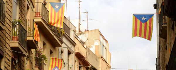 Флаги Испании и Каталонии на одной из улиц Барселоны накануне внеочередных выборов в каталонский парламент (19 декабря 2017). Барселона Флаги Испании и Каталонии на одной из улиц Барселоны накануне внеочередных выборов в каталонский парламент (19 декабря 2017). Барселона - Sputnik Армения