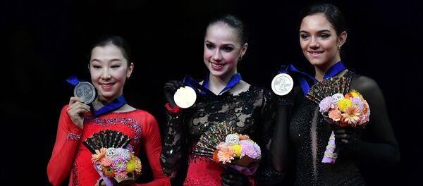 Призеры женского одиночного катания на чемпионате мира по фигурному катанию в Сайтаме (слева направо): Элизабет Турсынбаева (Казахстан) - серебряная медаль, Алина Загитова (Россия) - золотая медаль, Евгения Медведева (Россия) - бронзовая медаль. - Sputnik Армения
