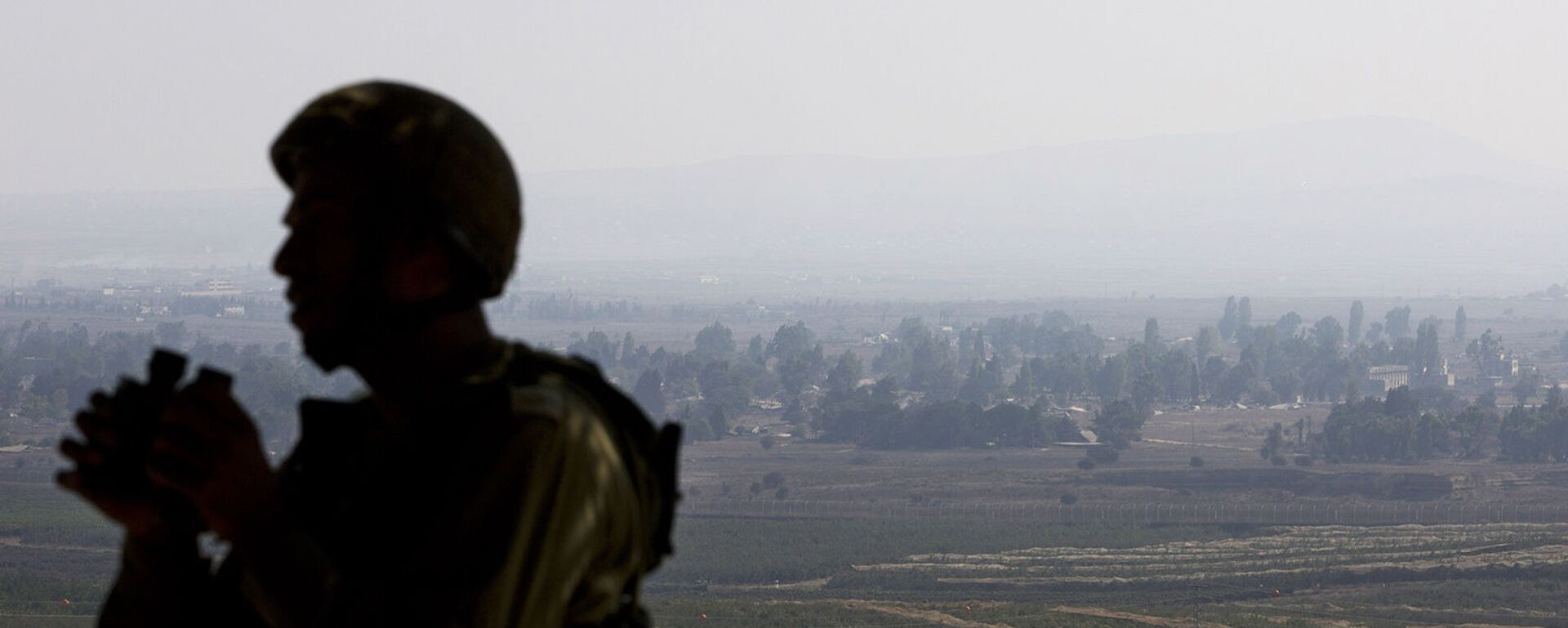 Израильский солдат наблюдает за сирийской провинцией Эль-Кунейтра из наблюдательного пункта на контролируемых Израилем Голанских высотах (1 сентября 2014). - Sputnik Армения, 1920, 05.03.2021