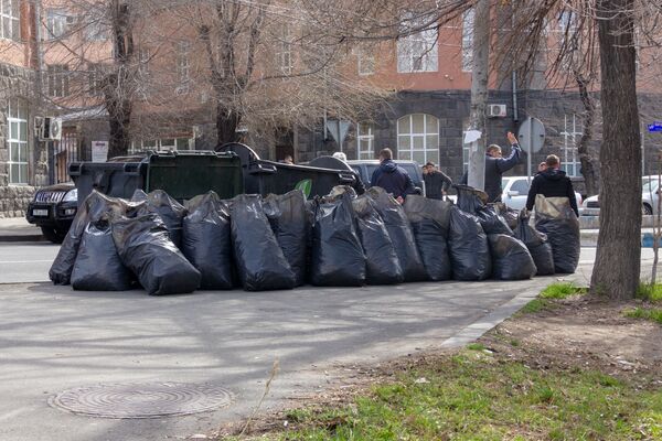 Публичный акт сморкания, или Как в мэрии Еревана придумали изящный способ отбить обоняние Публичный акт сморкания, или Как в мэрии Еревана придумали изящный способ отбить обоняние - Sputnik Армения