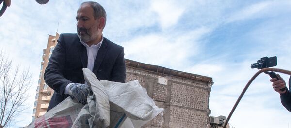 Никол Пашинян на субботнике (23 марта 2019) Ереван - Sputnik Армения