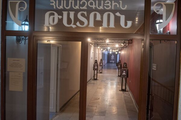 Кривыми буковками и чужими глазами: мечта Соса Саркисяна о театре в Ереване исполнилась - Sputnik Армения