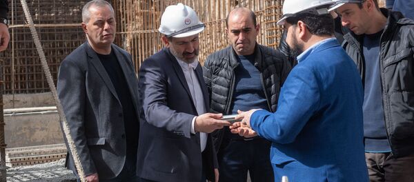 Премьер-министр Армении Никол Пашинян и директор Общенационального театра Арман Навасардян на церемонии закладки фундамента здания Общенационального театра имени Соса Саркисяна - Sputnik Армения