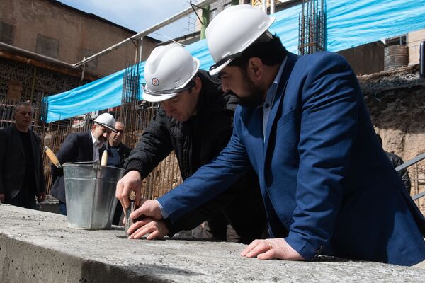 Кривыми буковками и чужими глазами: мечта Соса Саркисяна о театре в Ереване исполнилась - Sputnik Армения