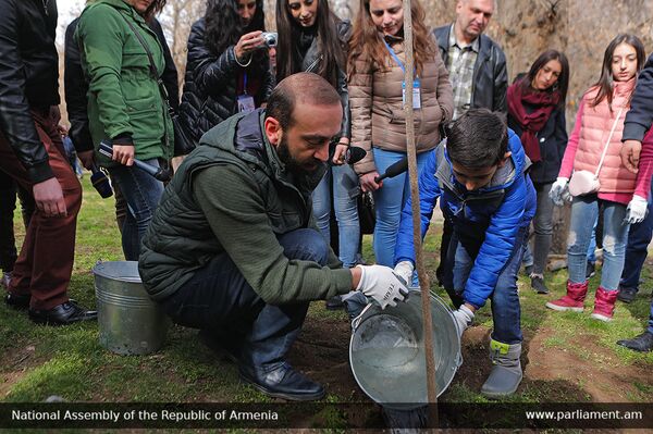 Это тоже наш дом: Арарат Мирзоян с семьей принял участие в субботнике - Sputnik Армения