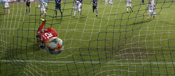 Генрих Мхитарян забивает гол с пенальти в отборочном матче Евро-2020 между сборными Боснии и Герцеговины против Армении (23 марта 2019). Сараево Генрих Мхитарян забивает гол с пенальти в отборочном матче Евро-2020 между сборными Боснии и Герцеговины против Армении (23 марта 2019). Сараево - Sputnik Արմենիա