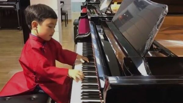 Игра не по детски: 5-летний вундеркинд у рояля - Sputnik Армения