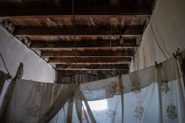 Я сильный, но иногда боюсь: камни валятся на головы спящих детей в армянском селе Ленуги Я сильный, но иногда боюсь: камни валятся на головы спящих детей в армянском селе Ленуги - Sputnik Армения