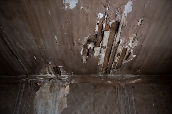 Երեխան վախենում է քնել. առաստաղից քարեր են ընկնում. լուսանկարներ և տեսանյութ Երեխան վախենում է քնել. առաստաղից քարեր են ընկնում. լուսանկարներ և տեսանյութ - Sputnik Արմենիա