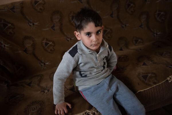 Երեխան վախենում է քնել. առաստաղից քարեր են ընկնում. լուսանկարներ և տեսանյութ Երեխան վախենում է քնել. առաստաղից քարեր են ընկնում. լուսանկարներ և տեսանյութ - Sputnik Արմենիա