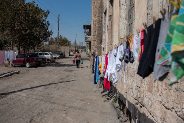 Երեխան վախենում է քնել. առաստաղից քարեր են ընկնում. լուսանկարներ և տեսանյութ Երեխան վախենում է քնել. առաստաղից քարեր են ընկնում. լուսանկարներ և տեսանյութ - Sputnik Արմենիա