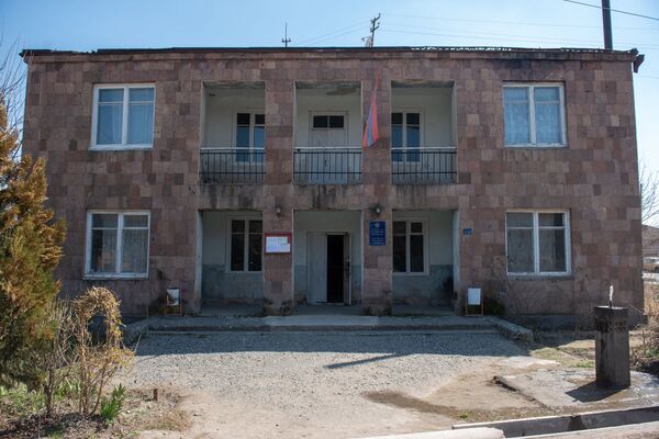 Я сильный, но иногда боюсь: камни валятся на головы спящих детей в армянском селе Ленуги Я сильный, но иногда боюсь: камни валятся на головы спящих детей в армянском селе Ленуги - Sputnik Армения