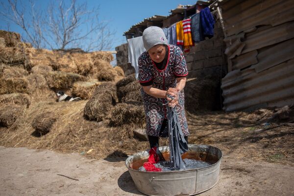 Я сильный, но иногда боюсь: камни валятся на головы спящих детей в армянском селе Ленуги Я сильный, но иногда боюсь: камни валятся на головы спящих детей в армянском селе Ленуги - Sputnik Армения