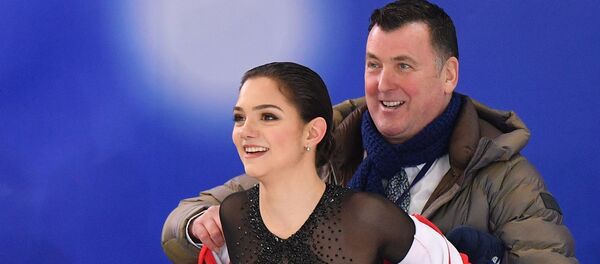 Евгения Медведева после выступления в произвольной программе женского одиночного катания на чемпионате России по фигурному катанию в Саранске. Справа - тренер Брайан Орсер. Евгения Медведева после выступления в произвольной программе женского одиночного катания на чемпионате России по фигурному катанию в Саранске. Справа - тренер Брайан Орсер. - Sputnik Армения