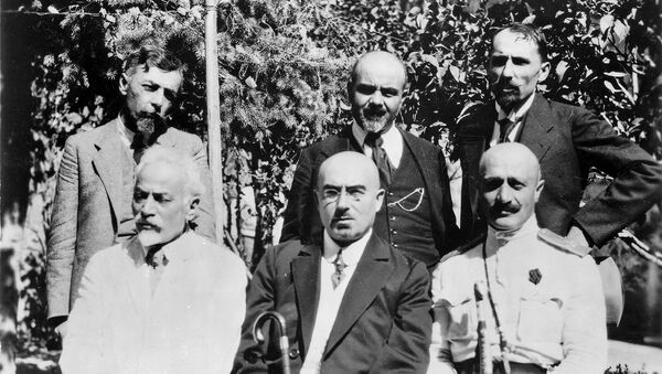 Члены правительства Александра Хатисова:  сидят (слева направо) А. Саакян, А. Хатисов, Х. Араратов; стоят: Н. Агбалян, A. Гюлханданян, C. Араратян. (1 октября 1919) - Sputnik Армения