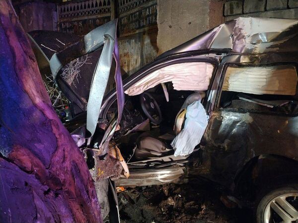 Страшное ДТП в Ереване: врачи пытаются спасти 27-летнего водителя Страшное ДТП в Ереване: врачи пытаются спасти 27-летнего водителя - Sputnik Армения