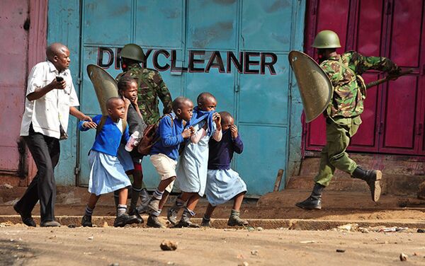 Оппозиция протестует. Работа фотографа Кевина Мидиго из Кении. На снимке: школьники бегут в укрытие во время демонстраций кенийской оппозиции. - Sputnik Армения