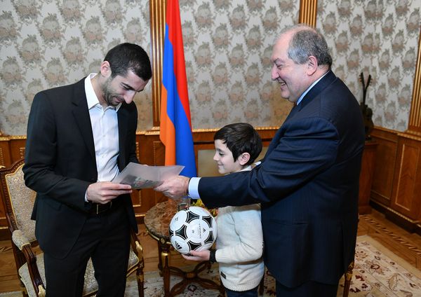 «Գնդակը տվավ ու խնդաց». գյումրեցի փոքրիկը տպավորված է նախագահի ու Հենոյի հետ հանդիպումից - Sputnik Արմենիա