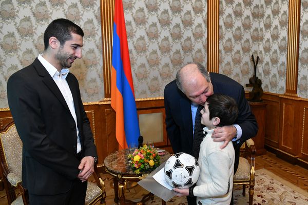 «Գնդակը տվավ ու խնդաց». գյումրեցի փոքրիկը տպավորված է նախագահի ու Հենոյի հետ հանդիպումից - Sputnik Արմենիա