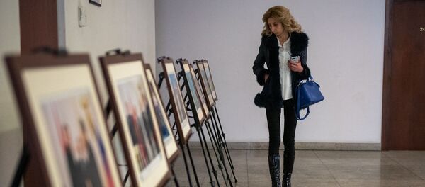 Посетитель на фотовыставке Крымская весна 5 лет в родной гавани в Доме Москвы (25 марта 2019). Еревaн Посетитель на фотовыставке Крымская весна 5 лет в родной гавани в Доме Москвы (25 марта 2019). Еревaн - Sputnik Արմենիա