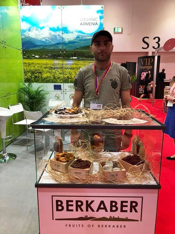 Сад мира по-армянски: отец и сын растят волшебную хурму близ азербайджанских постов - Sputnik Армения