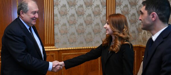 Президент Армен Саркисян принял председателя и секретаря парламентской фракции Мой шаг Лилит Макунц и Акоба Симидяна (25 марта 2019). Еревaн - Sputnik Армения