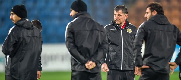  Главный тренер сборной Армении по футболу Армен Гюльбудагянц на тренировке накануне отборочного матча Евро-2020 между сборными Армении и Финляндии (25 марта 2019). Еревaн - Sputnik Армения