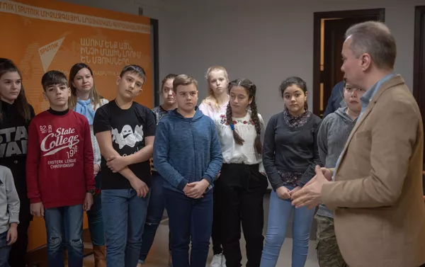 Ученики средней образовательной школы при ВЧ 2089 погранвойск ФСБ России в Армении в информационном агенстве и радио Sputnik в рамках проекта МедиUs (25 марта 2019). Еревaн - Sputnik Армения