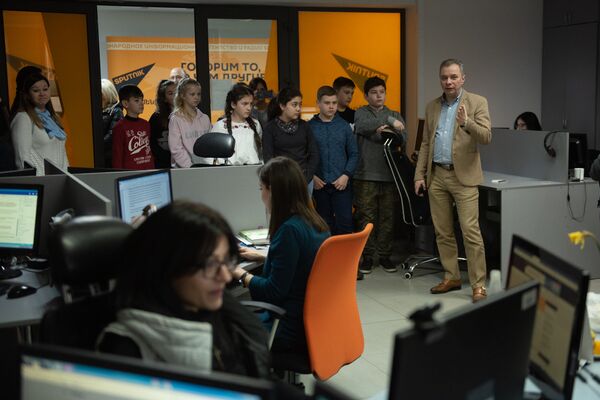 Были ли случаи, когда вы смотрели в глаза смерти? Школьники пообщались с генералом Были ли случаи, когда вы смотрели в глаза смерти? Школьники пообщались с генералом - Sputnik Армения