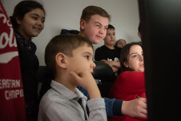 Были ли случаи, когда вы смотрели в глаза смерти? Школьники пообщались с генералом Были ли случаи, когда вы смотрели в глаза смерти? Школьники пообщались с генералом - Sputnik Армения