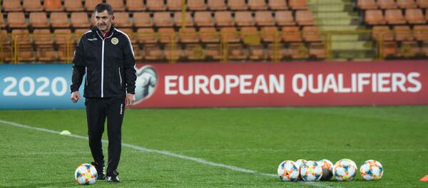 Главный тренер сборной Армении по футболу Армен Гюльбудагянц на тренировке накануне отборочного матча Евро-2020 между сборными Армении и Финляндии (25 марта 2019). Еревaн - Sputnik Армения