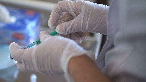 Медицинский работник производит вакцинацию от кори - Sputnik Արմենիա