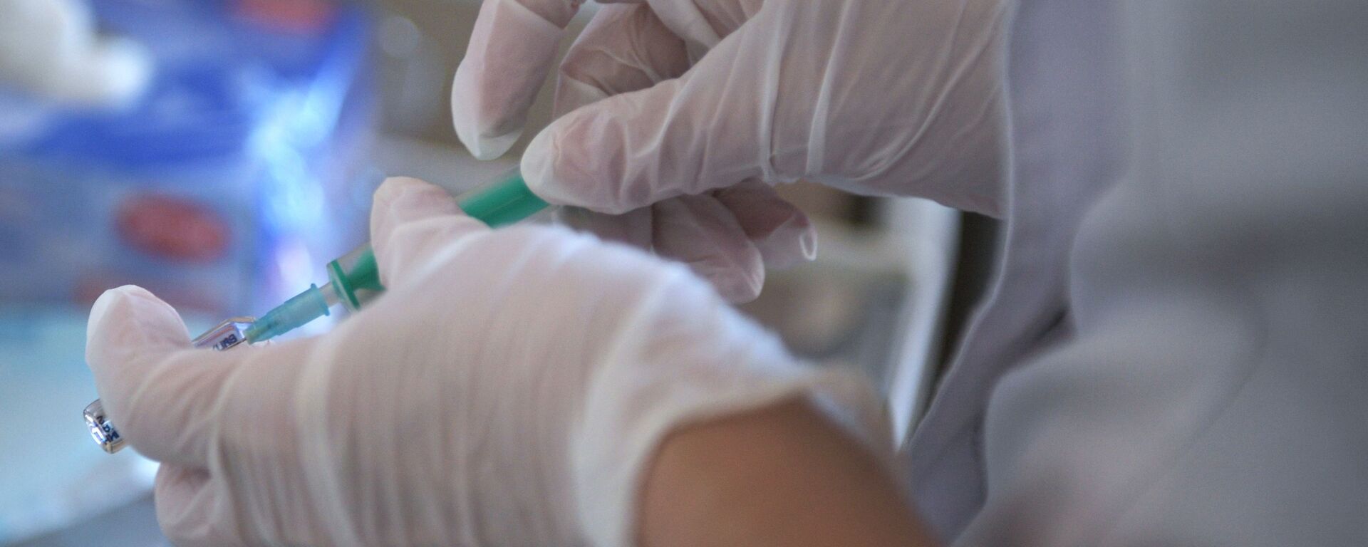 Медицинский работник производит вакцинацию от кори - Sputnik Արմենիա, 1920, 13.07.2021