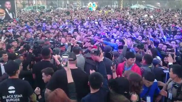 Толпа у сцены к Тимати в Бишкеке - Sputnik Армения