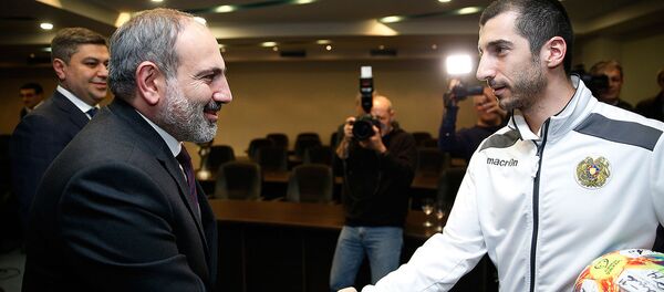 Премьер-министр Никол Пашинян в сопровождении президента ФФА Артура Ванецяна посетил академию футбола (25 марта 2019). Еревaн  - Sputnik Армения