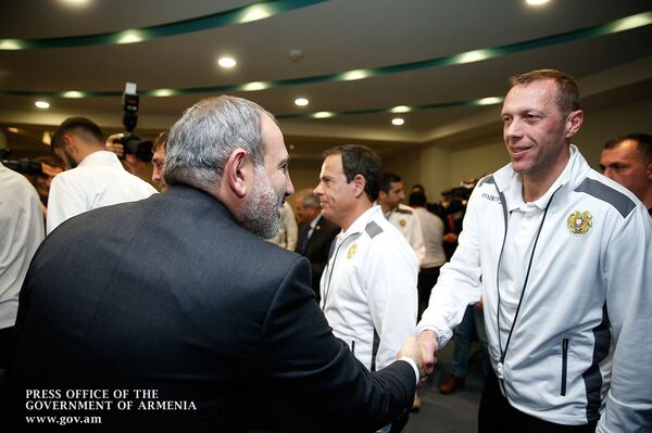 Փաշինեան նուէր ստացած է Հենրիխ Մխիթարեանէն. լուսանկարներ Փաշինեան նուէր ստացած է Հենրիխ Մխիթարեանէն. լուսանկարներ - Sputnik Արմենիա