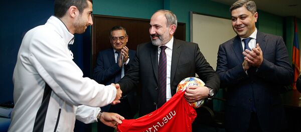 Премьер-министр Никол Пашинян в сопровождении президента ФФА Артура Ванецяна посетил академию футбола (25 марта 2019). Еревaн  - Sputnik Армения