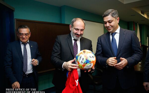 Премьер-министр Никол Пашинян в сопровождении президента ФФА Артура Ванецяна посетил академию футбола (25 марта 2019). Еревaн  - Sputnik Армения
