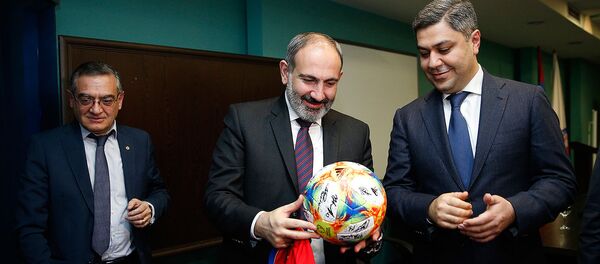 Премьер-министр Никол Пашинян в сопровождении президента ФФА Артура Ванецяна посетил академию футбола (25 марта 2019). Еревaн  - Sputnik Արմենիա