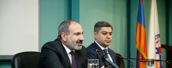 Премьер-министр Никол Пашинян в сопровождении президента ФФА Артура Ванецяна посетил академию футбола (25 марта 2019). Еревaн Премьер-министр Никол Пашинян в сопровождении президента ФФА Артура Ванецяна посетил академию футбола (25 марта 2019). Еревaн - Sputnik Արմենիա