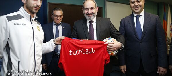 Премьер-министр Никол Пашинян в сопровождении президента ФФА Артура Ванецяна посетил академию футбола (25 марта 2019). Еревaн  - Sputnik Армения