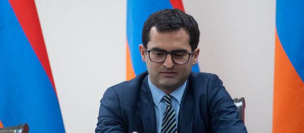 Министр транспорта, связи и ИТ Акоб Аршакян на торжественной церемонии гашения марки 150-летие Галуста Гюлбенкяна (26 марта 2019). Еревaн - Sputnik Արմենիա