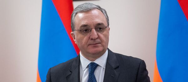 Министр иностранных дел Зограб Мнацаканян на торжественной церемонии гашения марки 150-летие Галуста Гюлбенкяна (26 марта 2019). Еревaн - Sputnik Армения