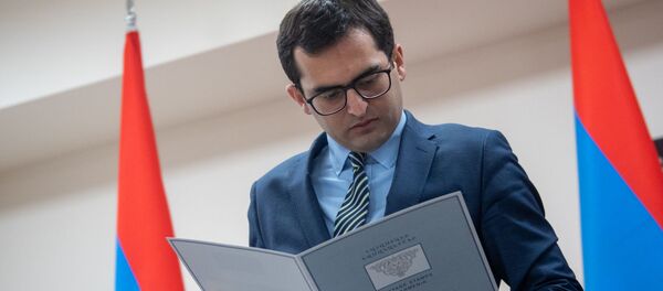 Министр транспорта, связи и ИТ Акоб Аршакян на торжественной церемонии гашения марки 150-летие Галуста Гюлбенкяна (26 марта 2019). Еревaн Министр транспорта, связи и ИТ Акоб Аршакян на торжественной церемонии гашения марки 150-летие Галуста Гюлбенкяна (26 марта 2019). Еревaн - Sputnik Արմենիա