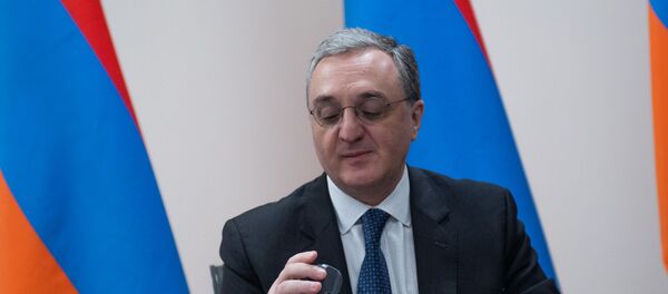 Министр иностранных дел Зограб Мнацаканян на торжественной церемонии гашения марки 15-летие Галуста Гюлбенкяна (26 марта 2019). Еревaн - Sputnik Արմենիա