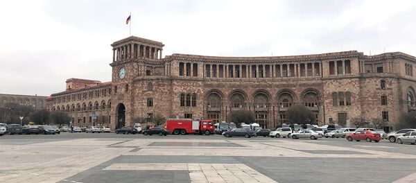 Автомобиль пожарной службы перед Домом правительства Автомобиль пожарной службы перед Домом правительства - Sputnik Արմենիա
