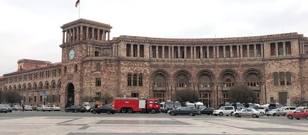 Автомобиль пожарной службы перед Домом правительства - Sputnik Արմենիա