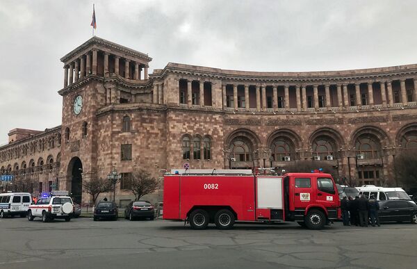 Вышел в лайф и обещал сжечь себя у правительства - странный сигнал в МЧС Армении - Sputnik Армения